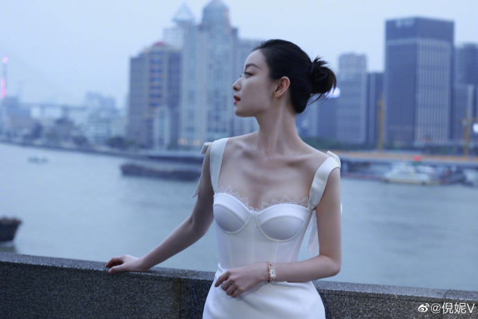 张艺谋|倪妮白色修身礼服,优美曲线展现“完美身材”,不愧是张艺谋看中的演员