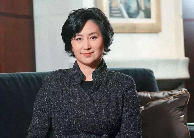 姐妹|赌王二房3女同框，三姐妹姿态各异，超琼端庄超凤苗条超葭时尚