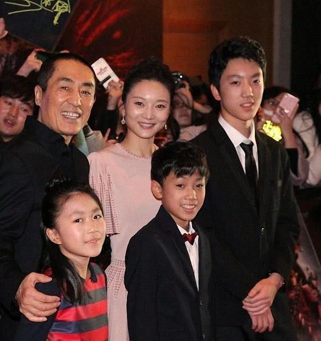 活动|张艺谋携全家出席活动，陈婷穿淡粉色连衣裙气质出众，场面太温馨