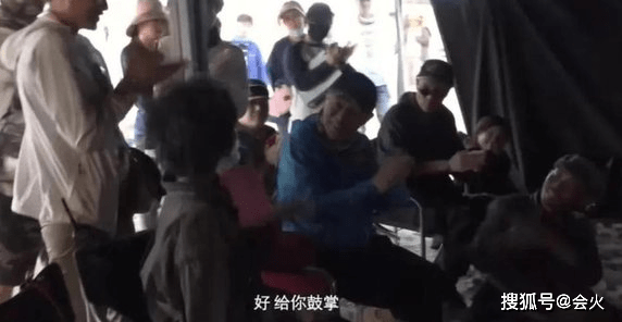 张艺谋|刘浩存风波后首度现身！穿吊带裙皮肤白到发光，背帆布包打扮朴素