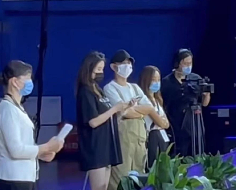 马伊琍|新女友获认可？文章疑带女友陪爱马比赛，她打扮时髦身材超性感