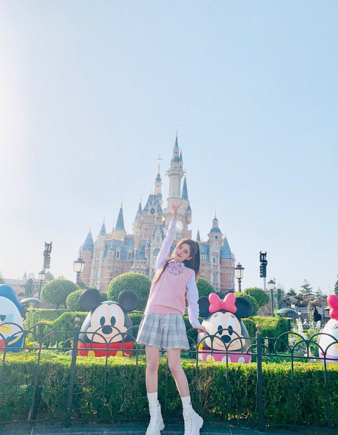 鞠婧祎|鞠婧祎游玩上海迪士尼乐园，JK制服学生装，满满的青夏少女气息