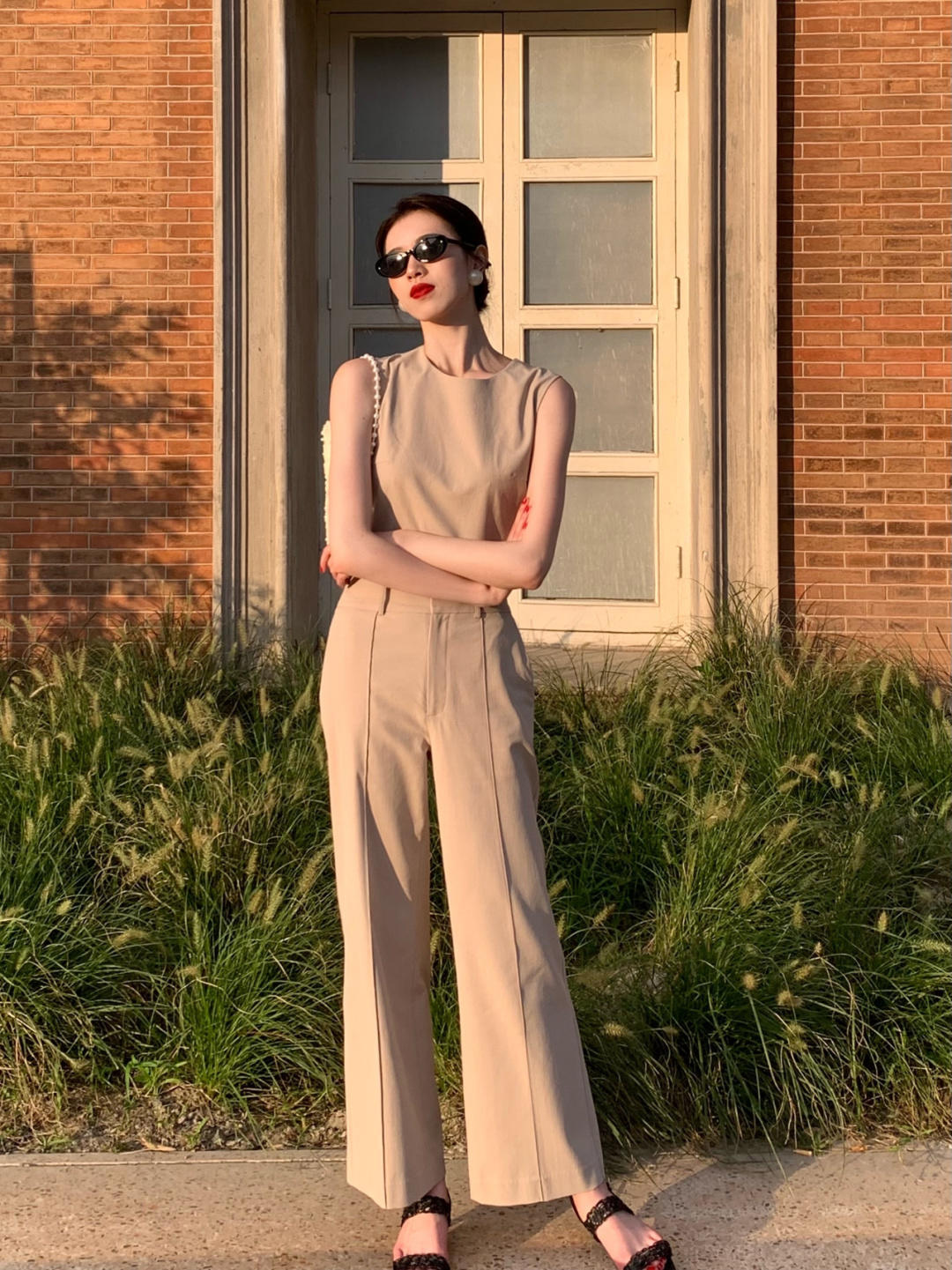 毛衣|早秋的这些搭配太好看了吧!橘红色毛衣马甲配牛仔裙、休闲又保暖