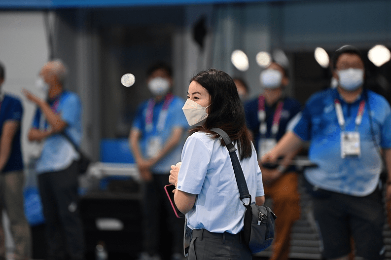 一身|郭晶晶这服装虽没什么亮点,但红配蓝好抢镜,一身气质遮都遮不住