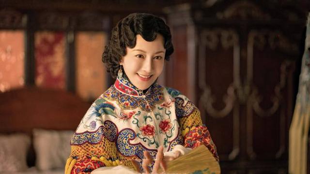 吊带|李依晓也放开了，穿吊带背心秀身材，活力满满好青夏