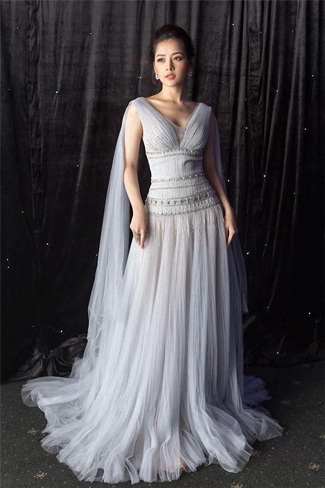 设计|越南第一美女芝芙,穿银色吊带包臀裙秀身材,蜂腰翘臀真惊艳