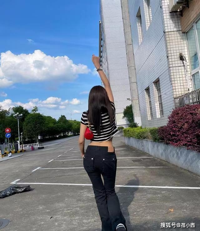 美眉|沈梦辰真是名副其实的“腰精”，穿条纹T恤配牛仔裤，一手可握腰