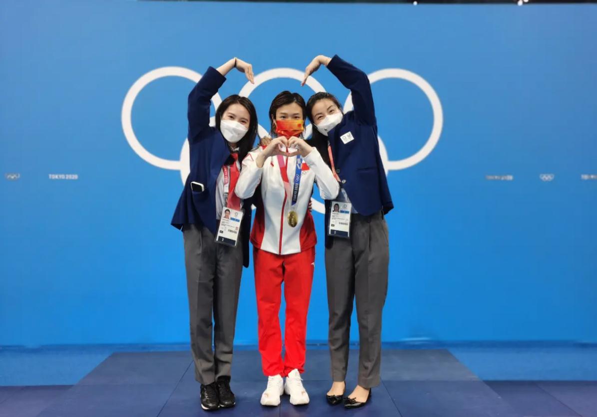 跳水|郭晶晶奥运追星成功!穿评委工作服忙合影摆爱心,跳水女王变迷妹