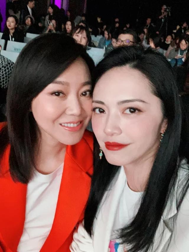 南儿|闫妮与姚晨同台出镜，穿橘色白色西装，一个脸色蜡黄一个肤色白皙