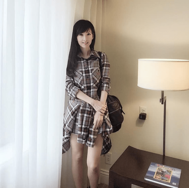 披肩|周慧敏一点不服老，53岁还学小姑娘穿红色挂脖连衣裙，魅力十足