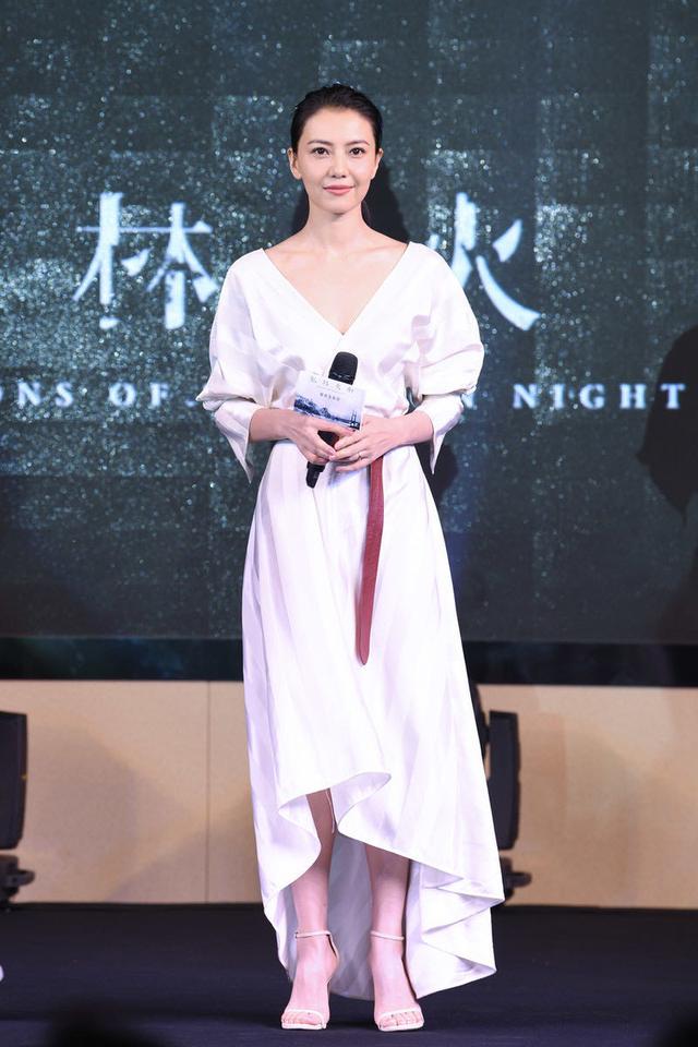 设计|高圆圆真会穿，穿三色拼接连衣裙凹造型，这身材不愧为国民女神
