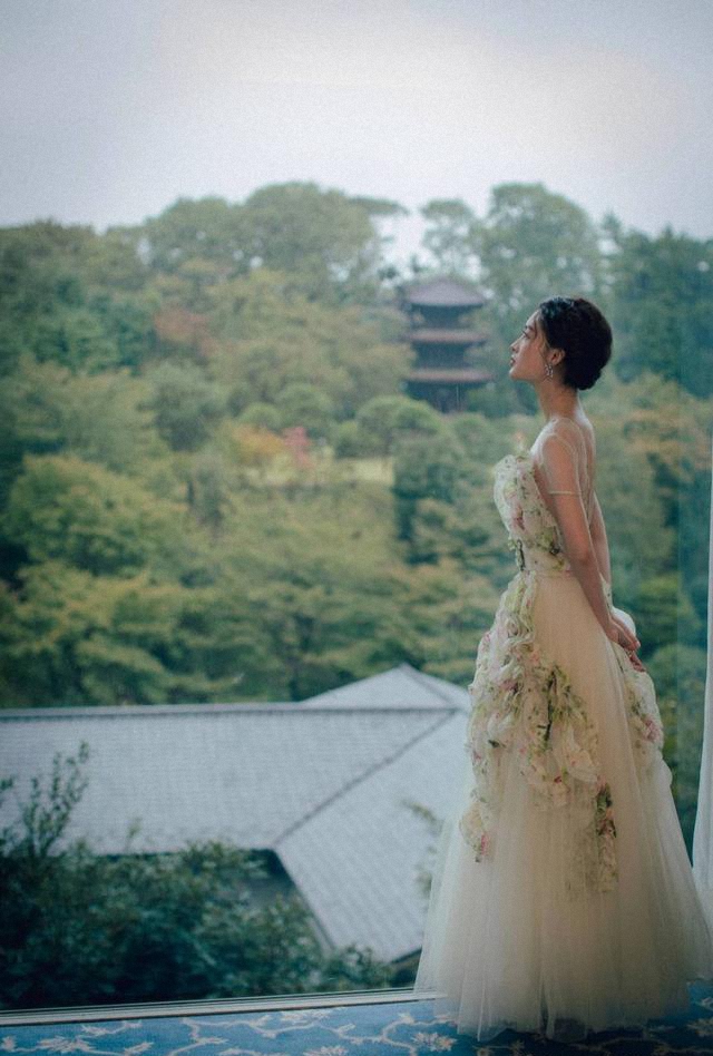 颜色|30岁李沁越来有女人味，穿红色礼裙凹造型，“蜜桃臀”也吸晴