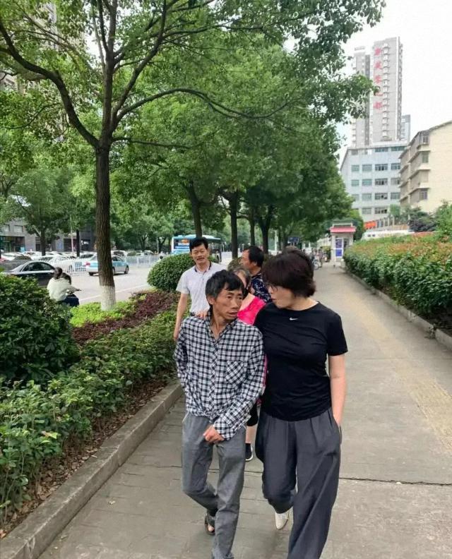 黑色|路人镜头下的袁立，穿黑色T恤配灰色休闲裤，蓬松发型太减分