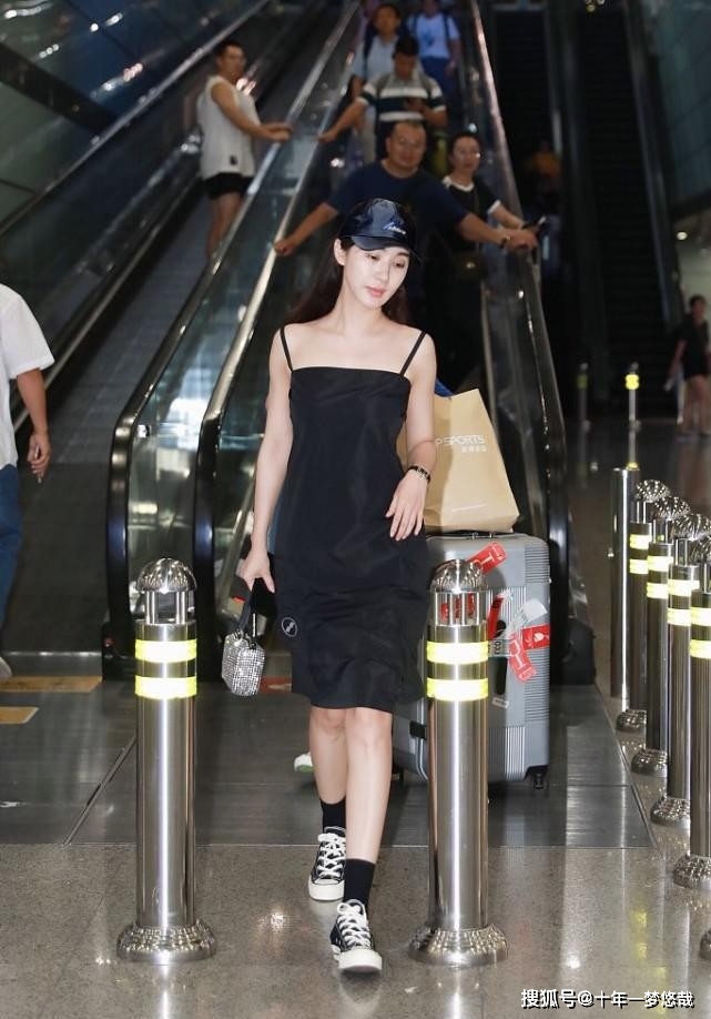 吊带|李菲儿把牛仔裙穿出“浴巾”效果，肩带和肌肤融为一体，挺别致的