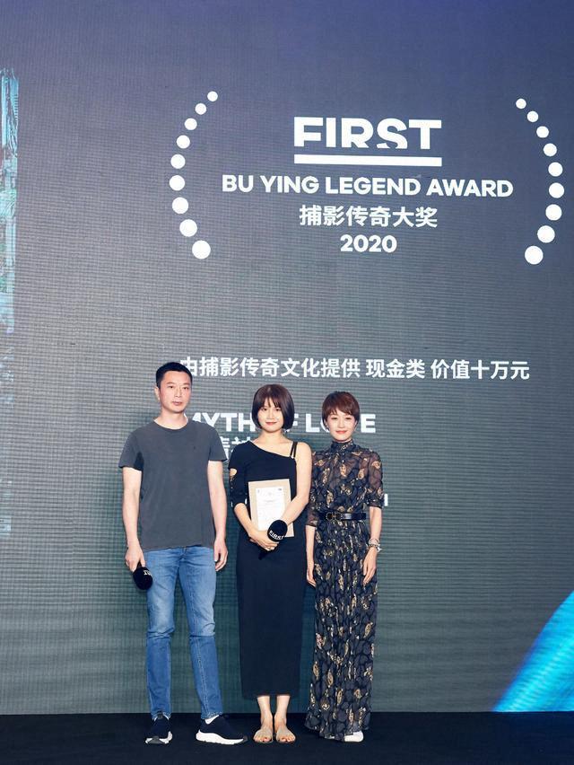 身材|马伊琍又美了，穿深色印花裙配小白鞋，减龄又时髦