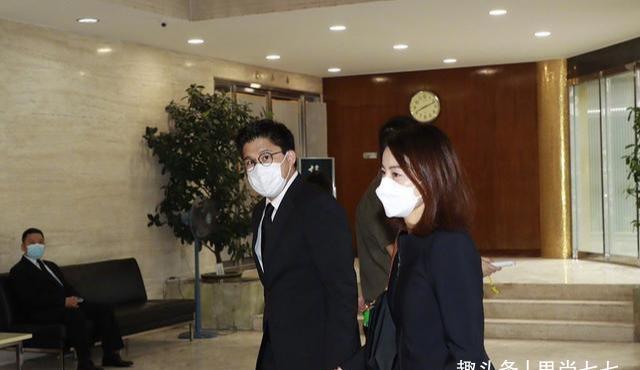 郭晶晶|郭晶晶亲妈随一家五口露面，头发花白很朴素，与婆婆朱玲玲差别大