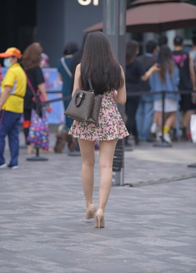 黑色|随意穿搭的打底裤展现时尚风格,凸显美女精致一面,具有无限魅力