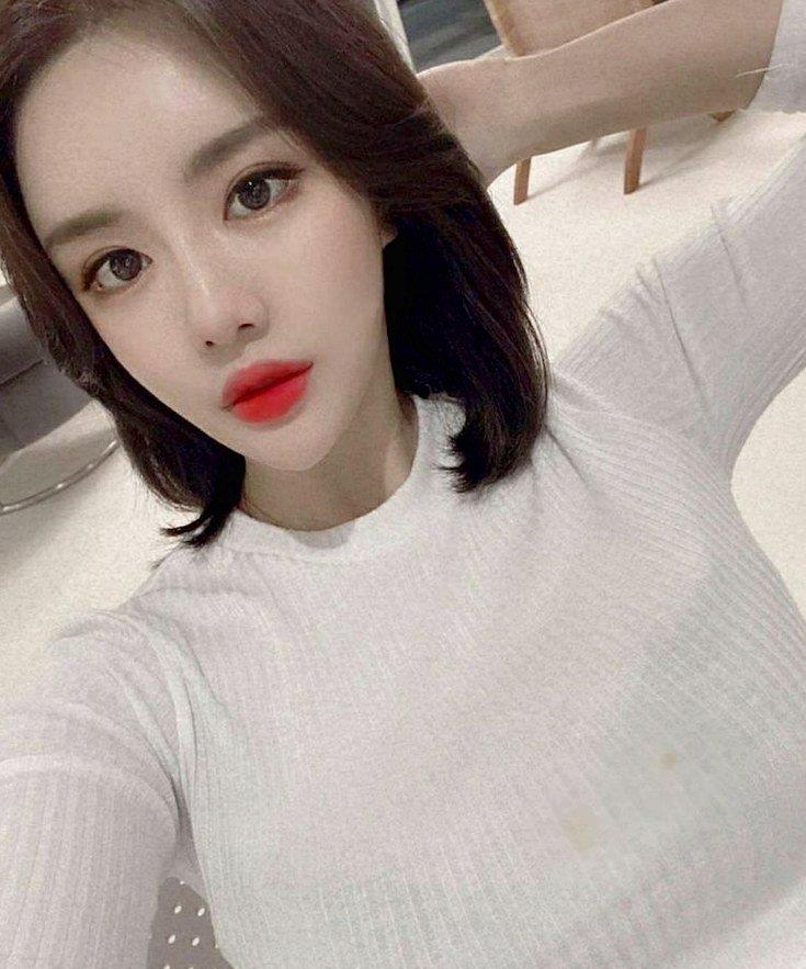 本人|美女一身职业装搭配上一双尖头的高跟鞋，突显出女性的优雅姿态