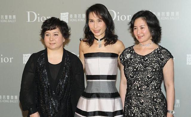 姐妹|赌王二房3女同框，三姐妹姿态各异，超琼端庄超凤苗条超葭时尚