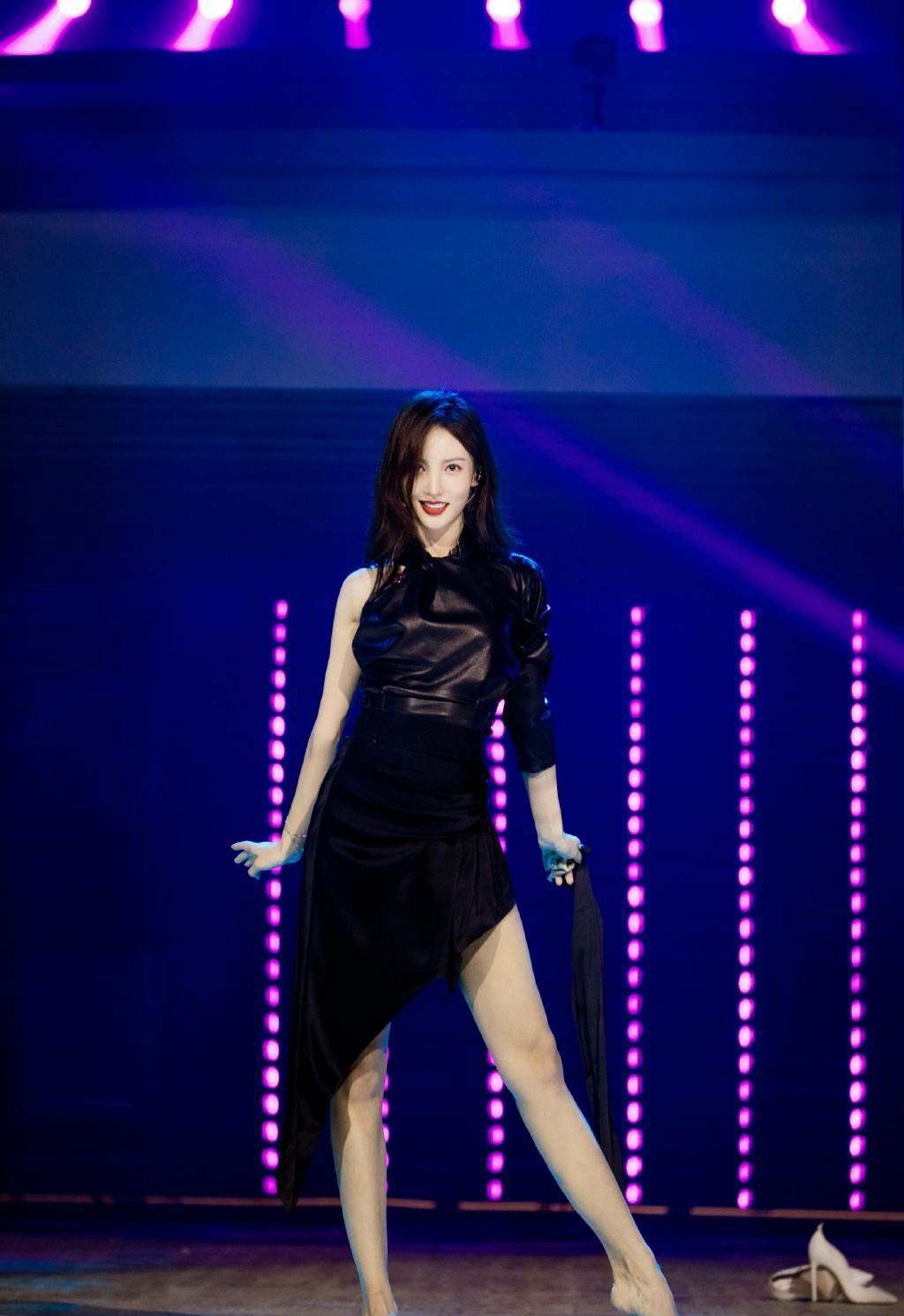 黑色|金晨舞台上真是光芒四射,露肩上衣搭配半身裙,香肩大长腿太吸睛