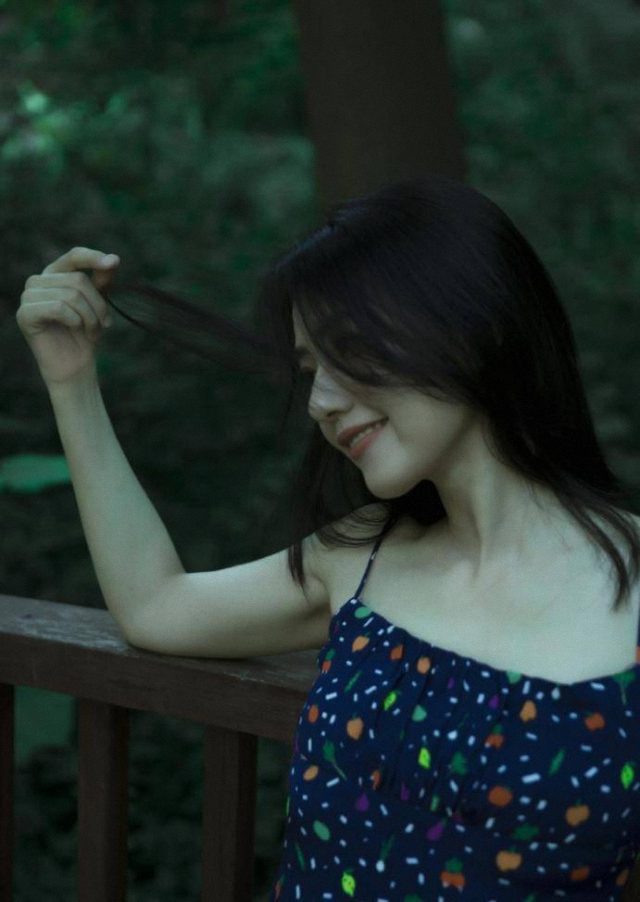 吊带|高圆圆瘦了以后好美，穿吊带连衣裙配披肩发，国民“女神”回归了