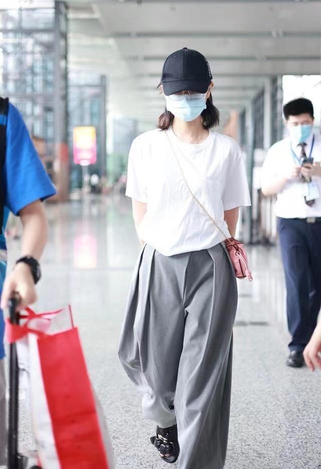 色彩|万茜解锁简约风新时尚，T恤+西服裤利落又大气，凉鞋成最大亮点