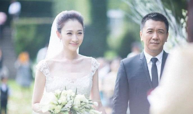 老公|李小冉和老公罕见同框，卫衣配牛仔裤真减龄，老公帮她拿衣好绅士