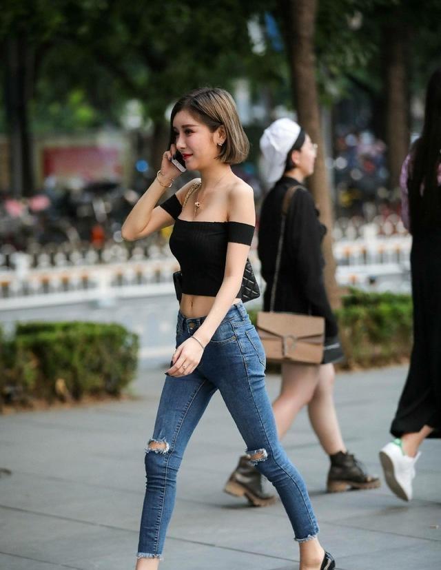 尖头|美女脚上穿上一双尖头高跟鞋，显得青春少女有又轻熟的韵味