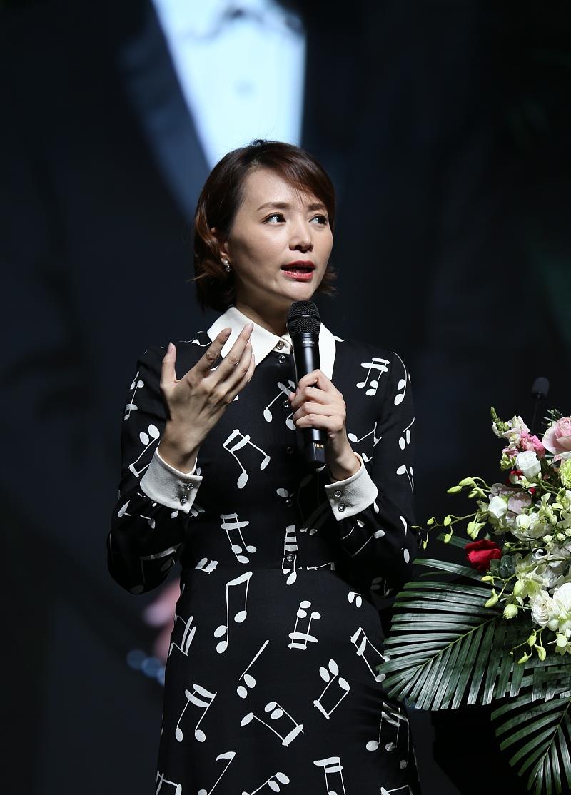 舞台|董卿现身走机场，扎丸子头穿小风衣比例惊人，助理跟随超有明星范