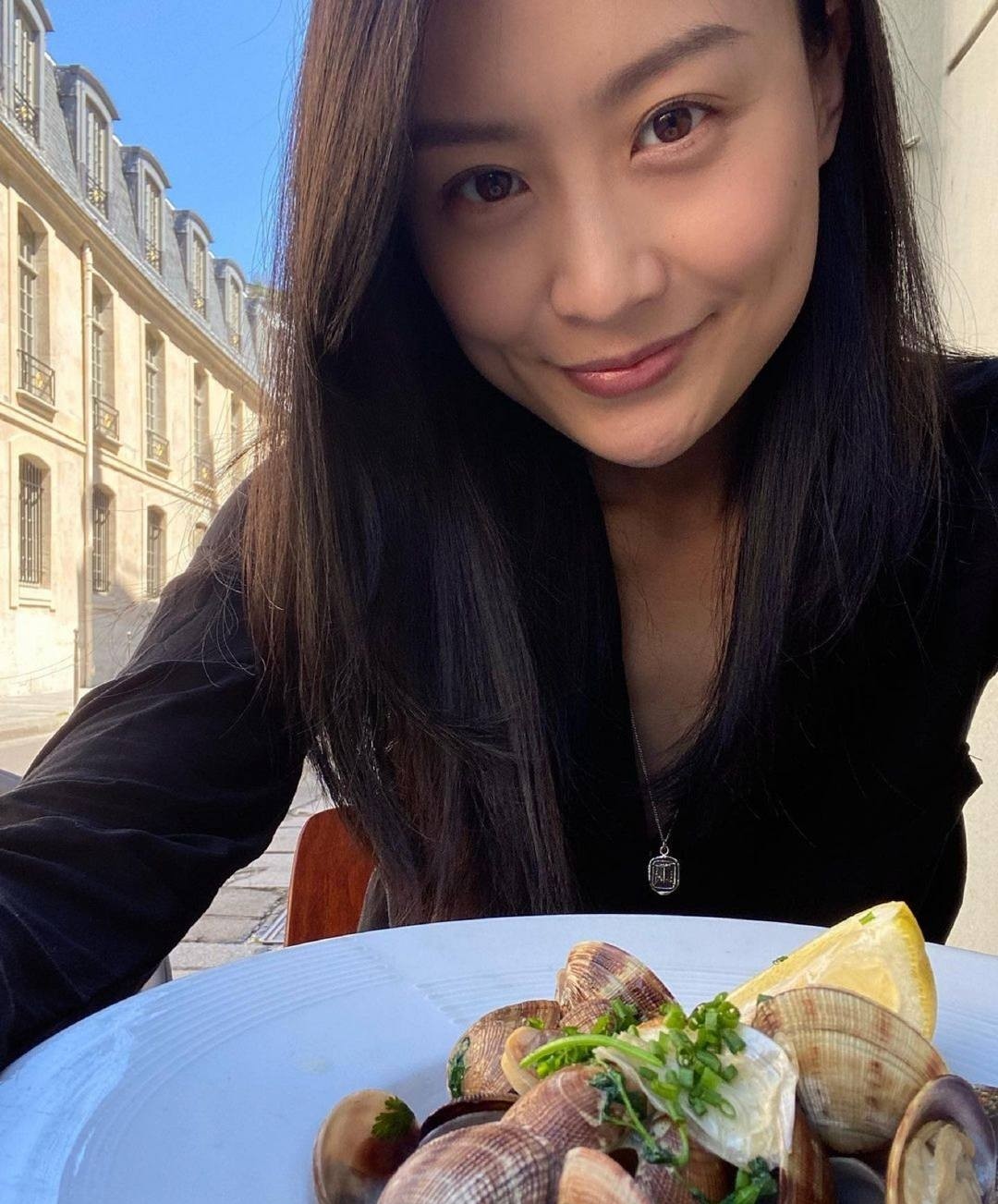 原创39岁港姐陈法拉晒近照女儿肉感十足超可爱外籍老公英俊帅气