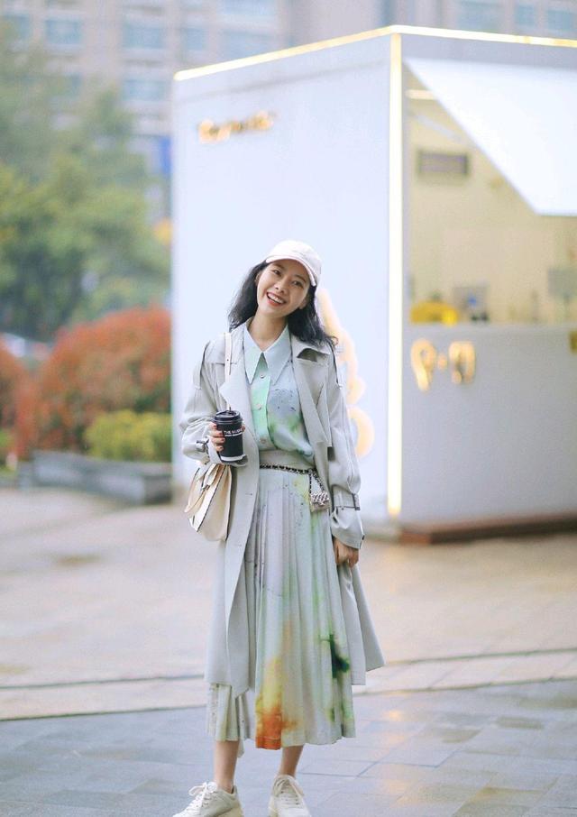经典|风衣又开始“流行”了，这几个搭配思路，让你时尚度更上一层楼