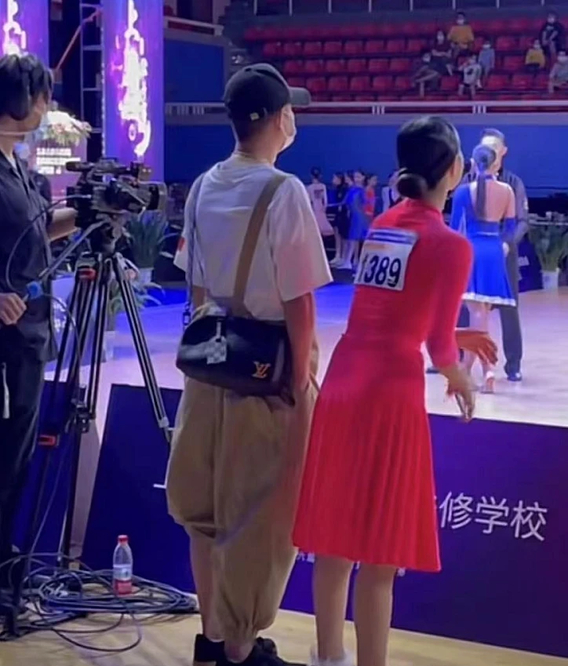 马伊琍|新女友获认可？文章疑带女友陪爱马比赛，她打扮时髦身材超性感
