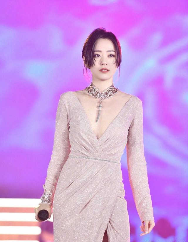 好身材|36岁张靓颖越来越敢穿，甜美穿裸色V礼裙，好身材藏不住