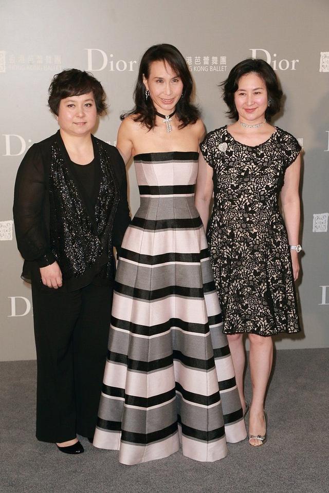 姐妹|赌王二房3女同框，三姐妹姿态各异，超琼端庄超凤苗条超葭时尚