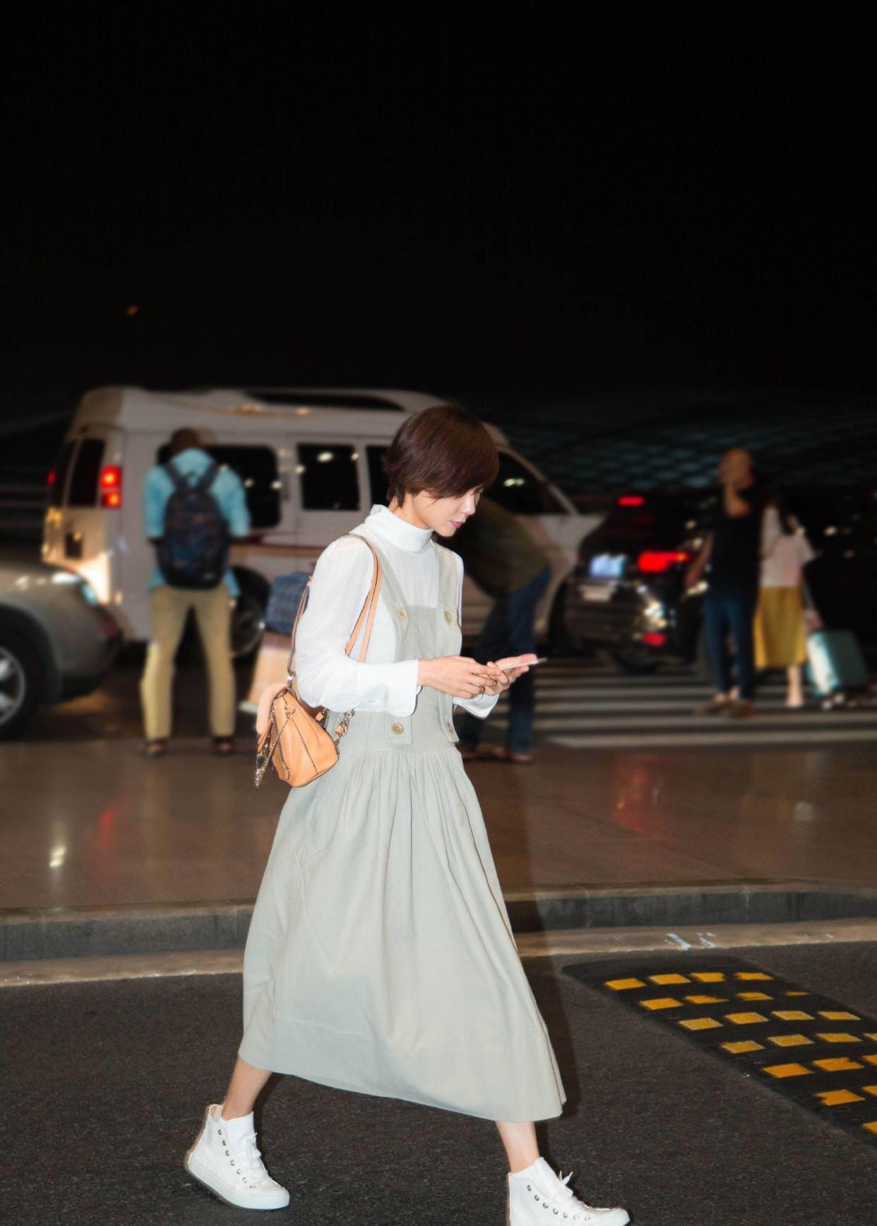 高领衫|王珞丹真会玩，别人穿背带裙搭T恤走减龄风，她搭高领衣气质满满