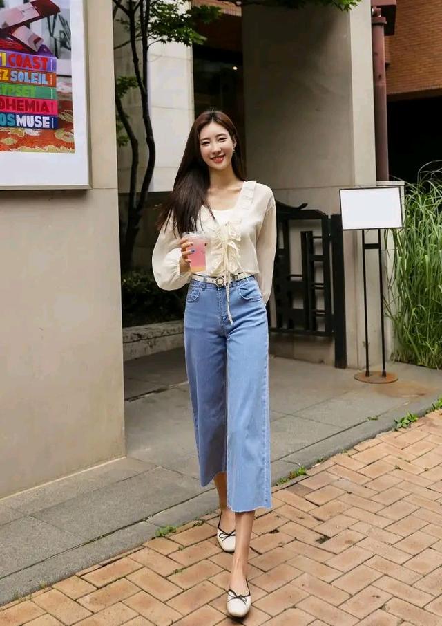 魅力|米杏色雪纺衫搭配七分休闲牛仔阔腿裤，尽显女性风韵和魅力