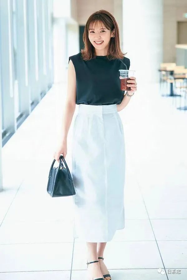 下装|无袖上衣穿出正式感,这里有几个成熟的小建议
