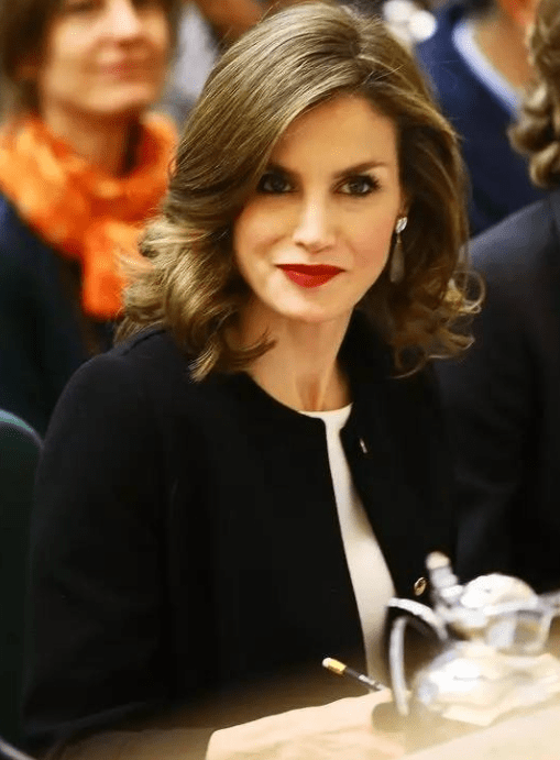 设计|西班牙王后穿挂脖波点连衣裙，微露香肩真惊艳好似梦露，迷倒国王