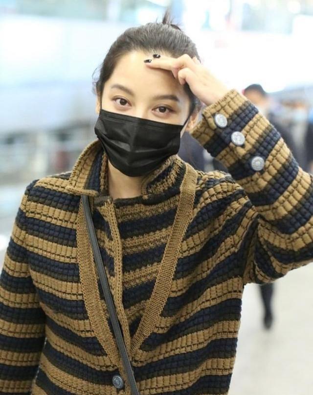 身材|辛芷蕾是得罪造型师了吗?土味针织外套配老气盘发,看着老了许多