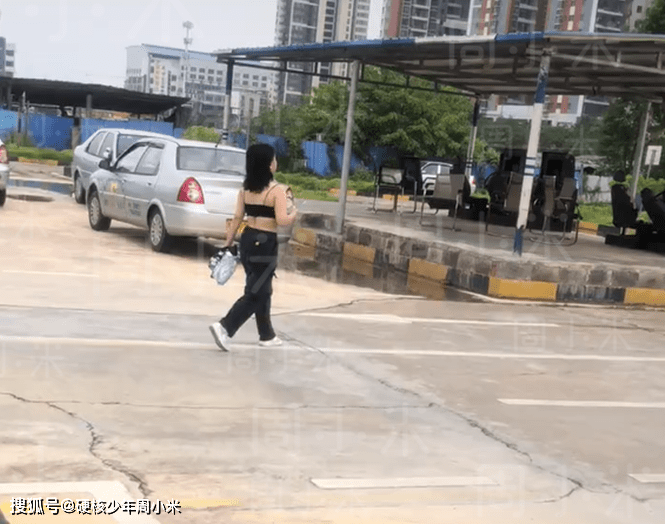 吊带|不想练就回去！广西女生穿搭清凉学车被吐槽，女生：我们故意的