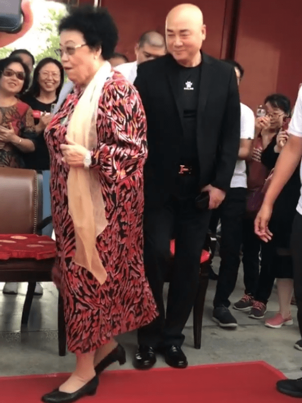 陈丽华|迟重瑞陪老婆绘画被拍，陈丽华老态龙钟，但戴翡翠手镯气质高贵！