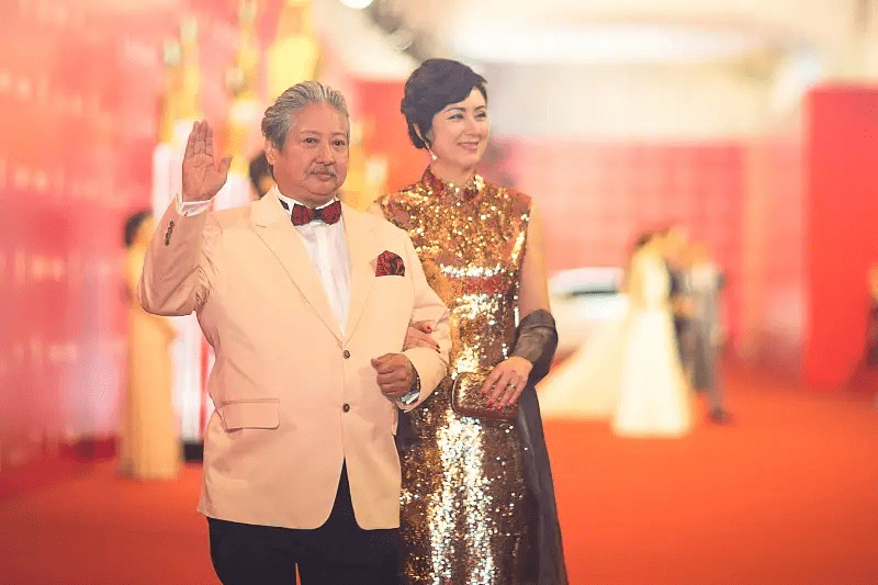 体态|洪金宝眼光真毒，56岁老婆穿黄金裙好贵气，1米7站他身边还高一截