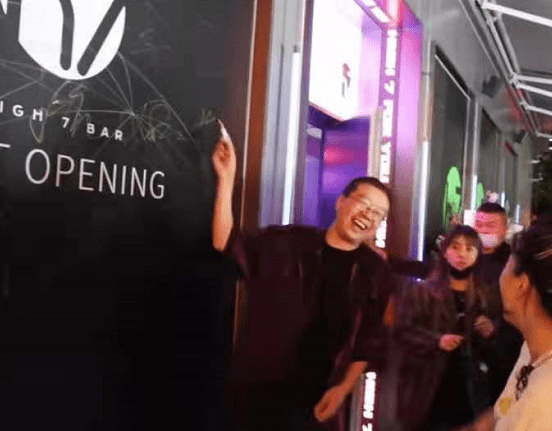 夫妻俩|李嘉格官宣即将生二胎，总裁老公陪伴医院产检，夫妻俩很幸福