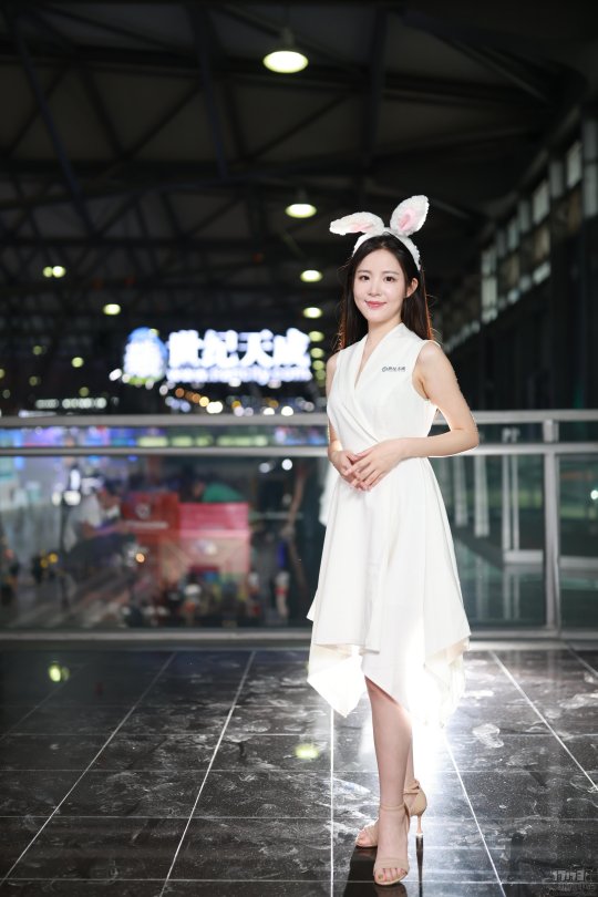 都齐聚|2021ChinaJoy现场Showgirl：快来，大量的深V白衣女神，不解释！