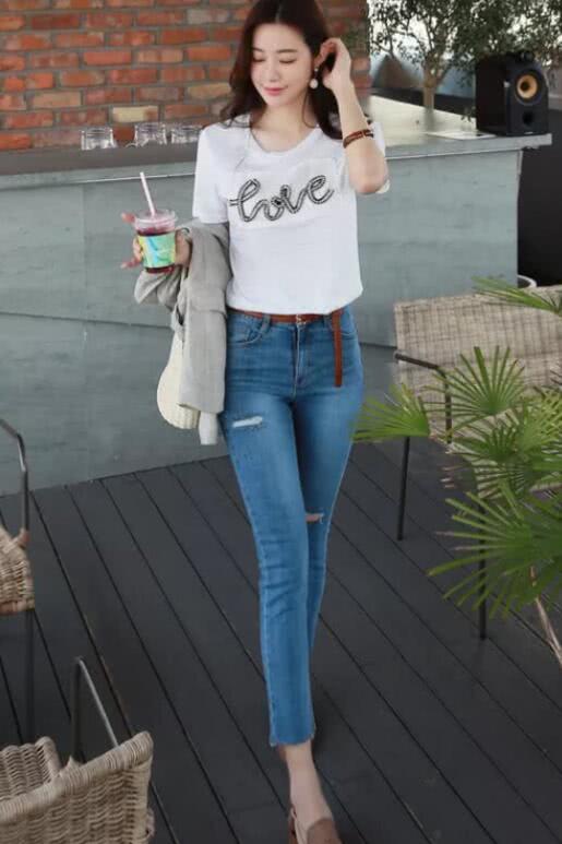 前卫|牛仔裤简单衬托优雅的气场，看起来更加时尚有活力，秀出性感身材