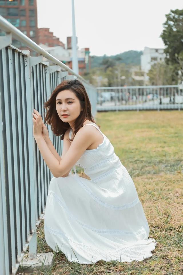 吊带|纯洁白色蕾丝拼接吊带连衣裙，瞬间让你有女人味气质。