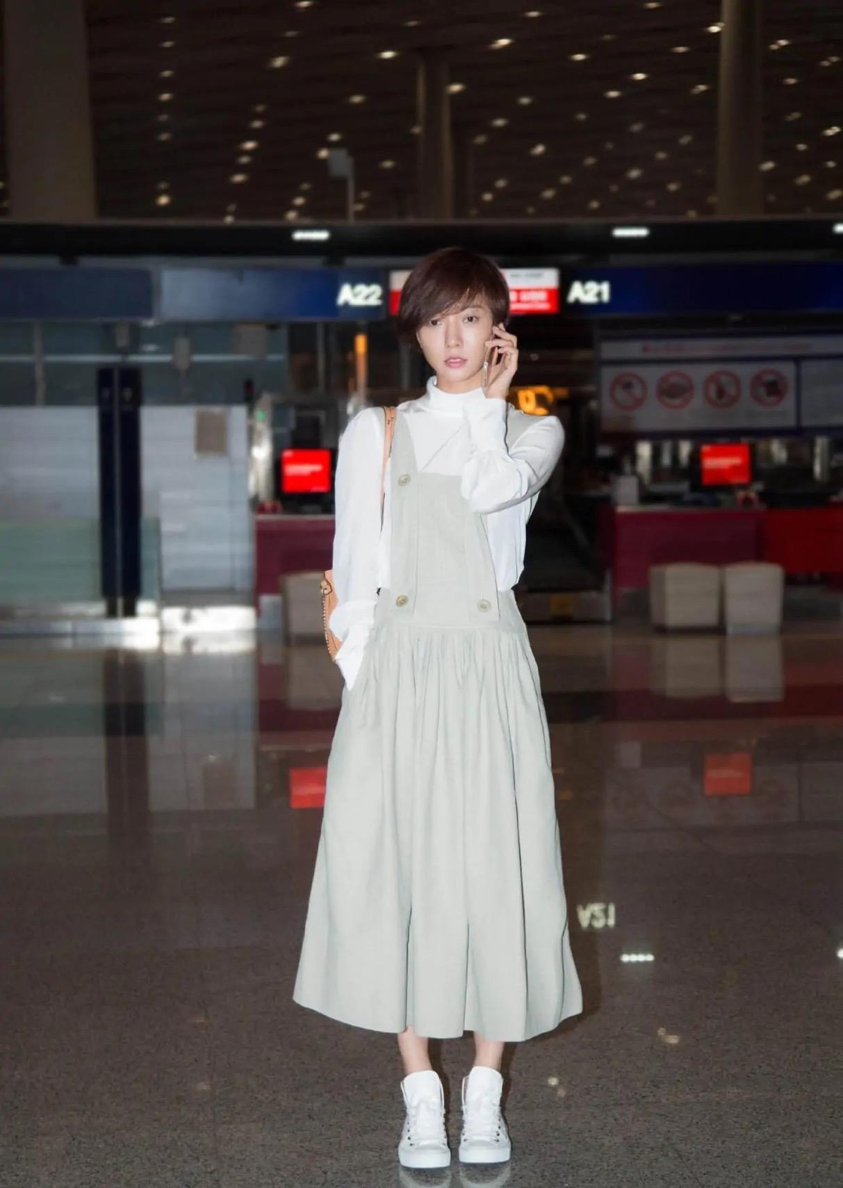 高领衫|王珞丹真会玩，别人穿背带裙搭T恤走减龄风，她搭高领衣气质满满