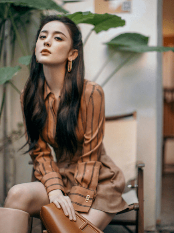 人间|古力娜扎真是“人间绝色”，蜜糖棕上衣配短裤时髦洋气，蛮腰抢镜