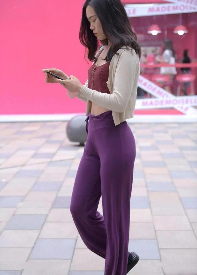 丝袜|粉色丝绒紧身裙，简约美丽，充满女性魅力