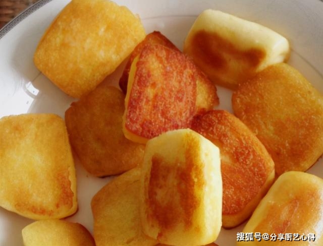 下锅|炸馒头片，别裹鸡蛋液了，教你1招技巧，馒头片外酥里嫩，不吸油